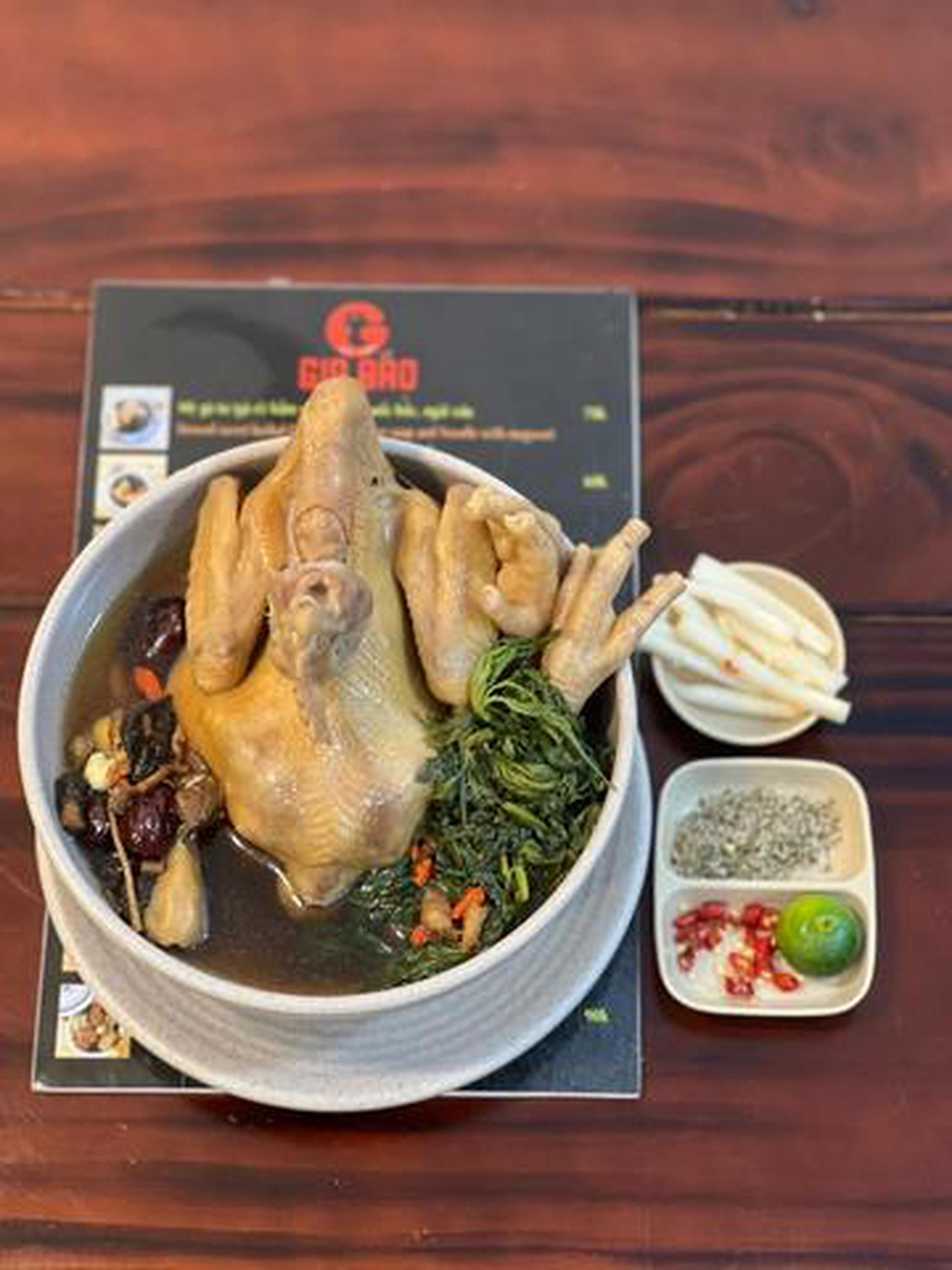 Hình ảnh Gà ta tần ngải cứu nguyên con
