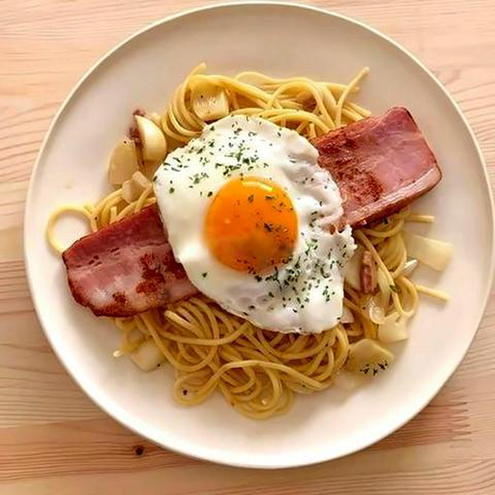 Hình ảnh Mì Ý sốt trứng muối thịt ba chỉ - trứng chiên
