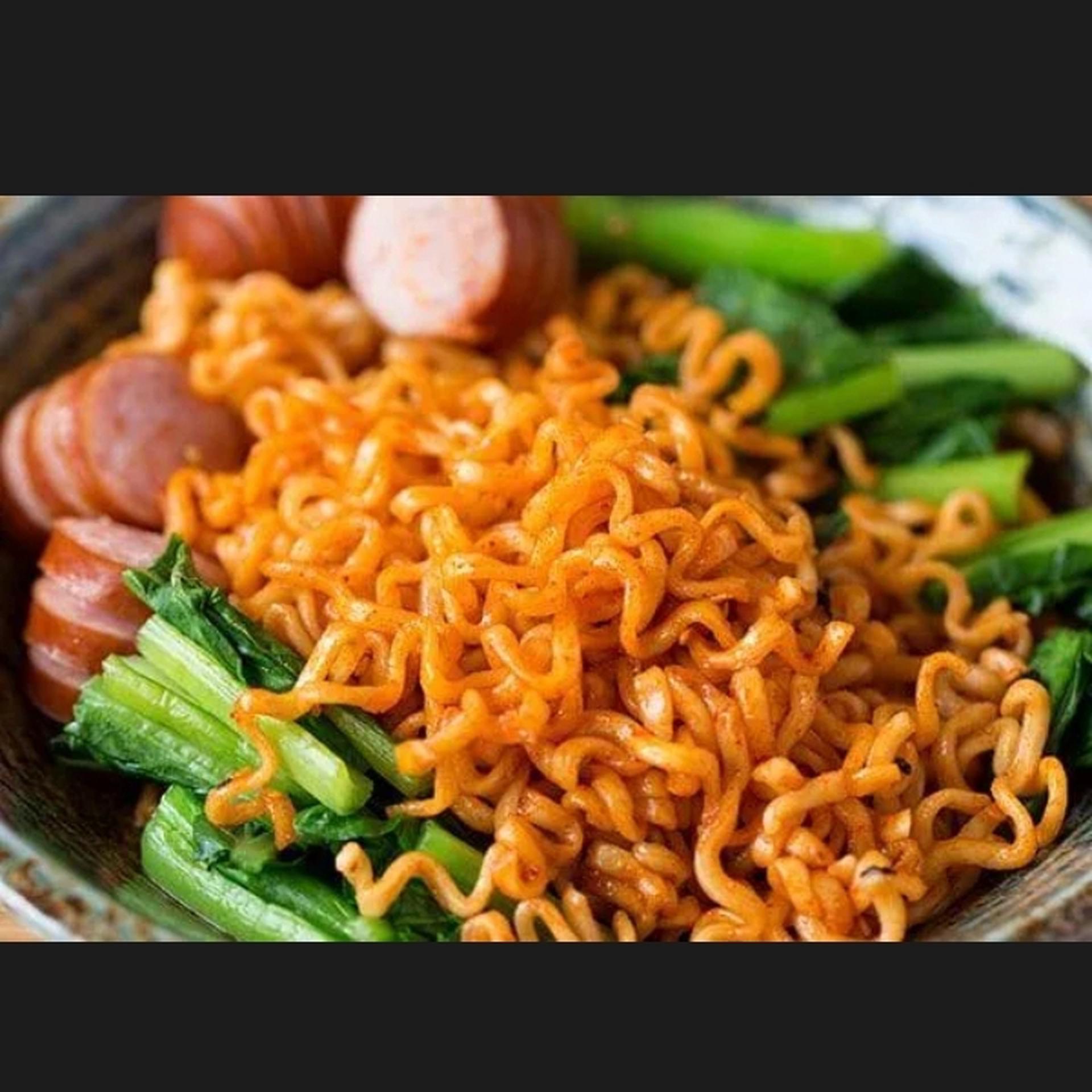 Hình ảnh Mì trộn indomie xúc xích 
