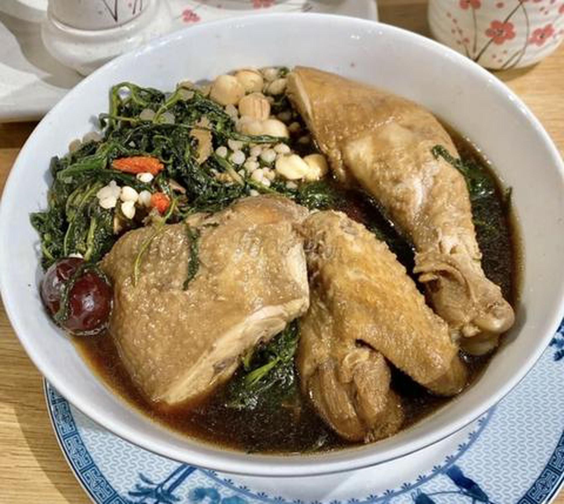 Hình ảnh Gà tần Gia Bảo đùi cánh - gà ta