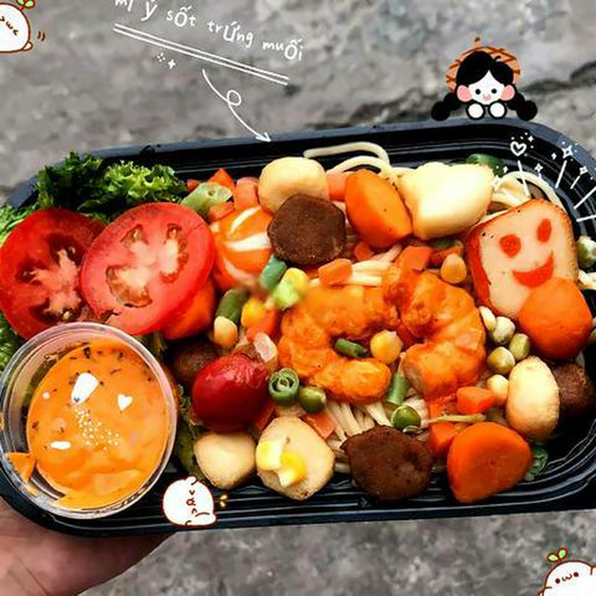 Hình ảnh Mì sốt trứng muối - xúc xích nguyên cây