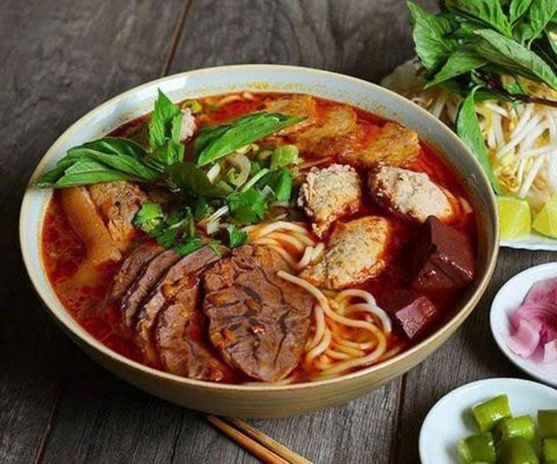 Hình ảnh Bún bò thượng hạng: tái + nạm + gân + chả + chả cua + xương + giò heo