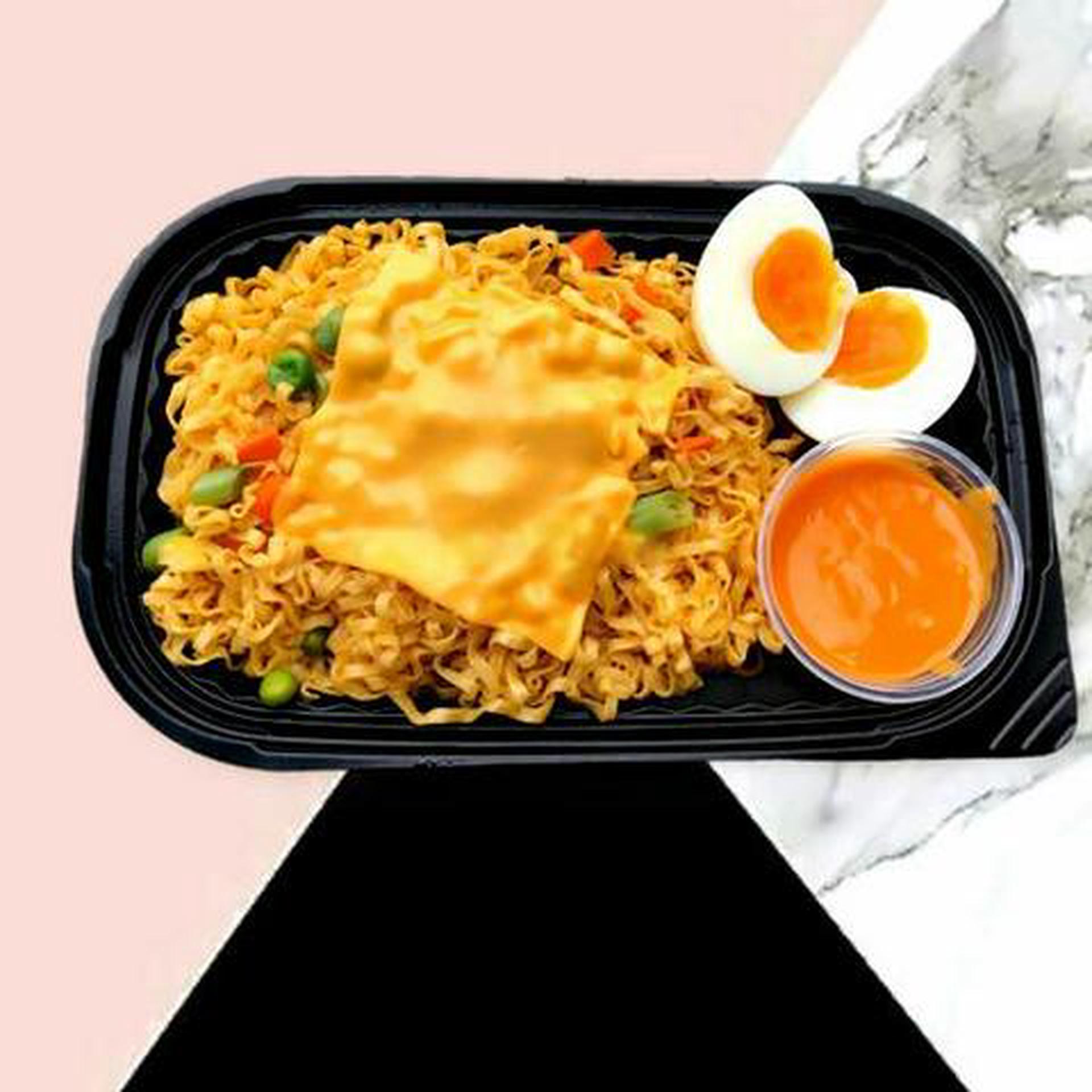 Hình ảnh Mì trộn phô mai miếng - không sốt trứng muối - trứng lòng đào