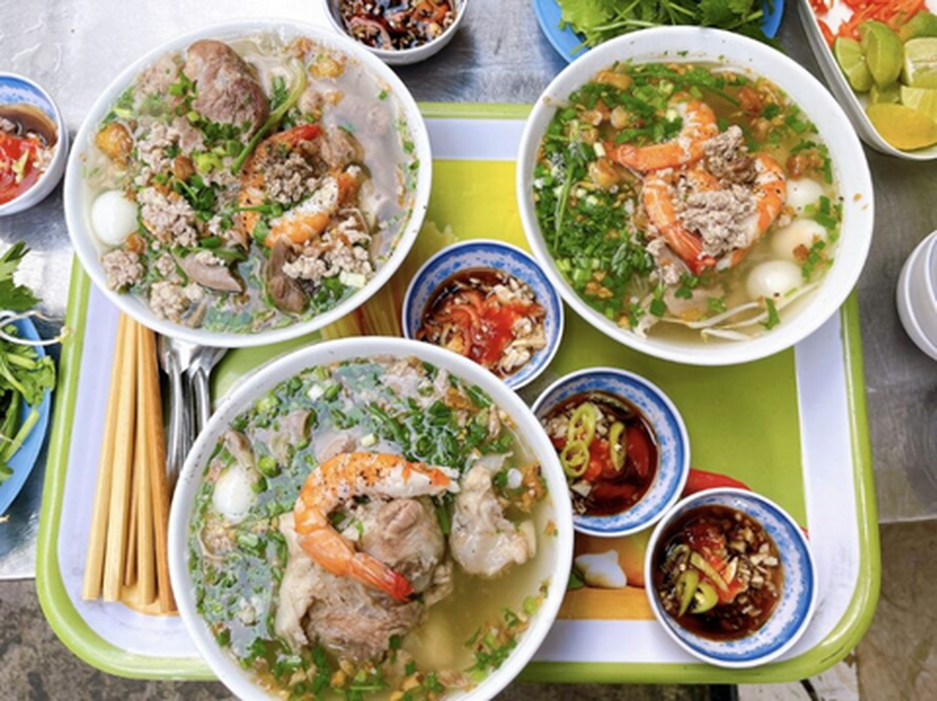 Hình ảnh Hủ tiếu nước đầy đủ có xương