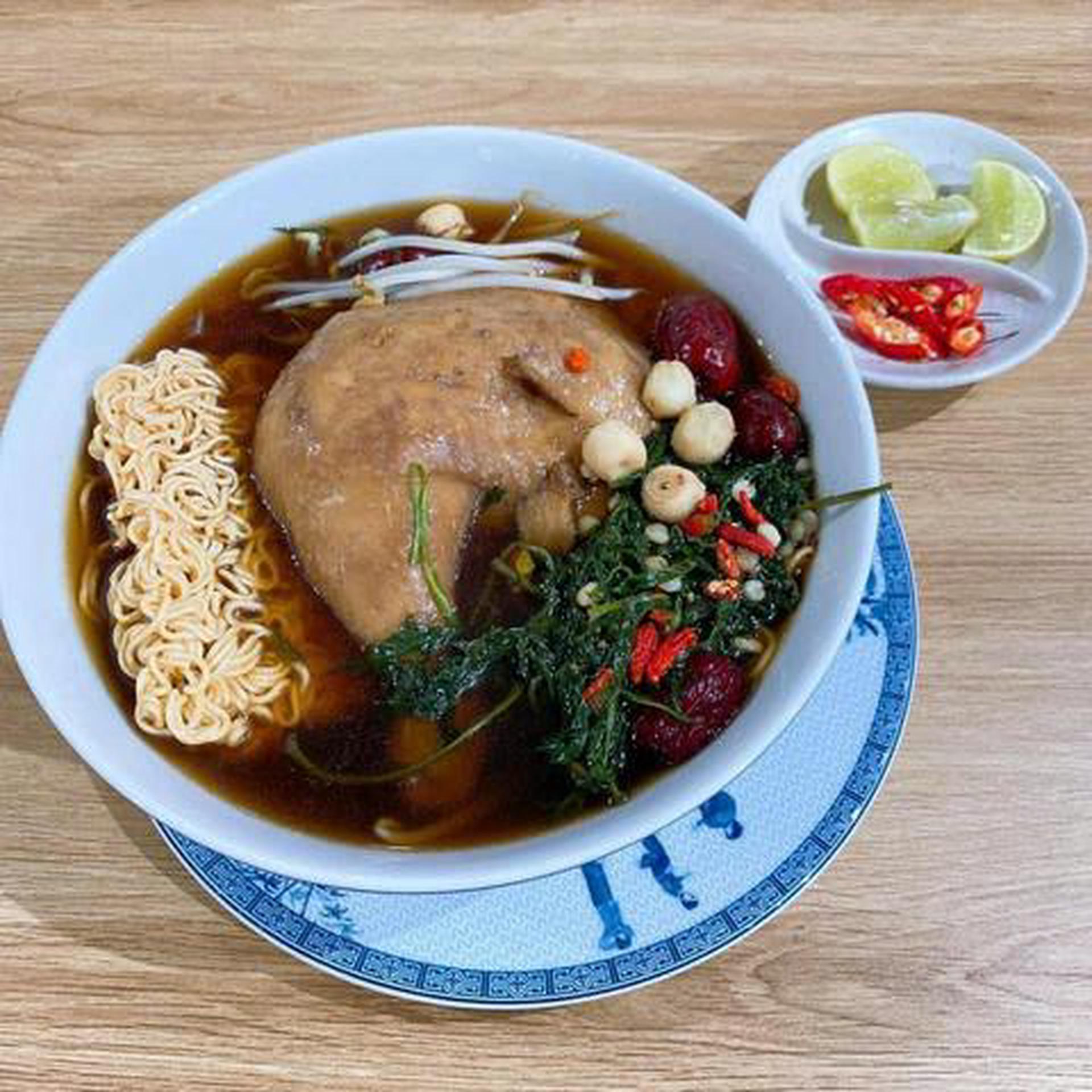 Hình ảnh Mì gà tiềm - gà ta