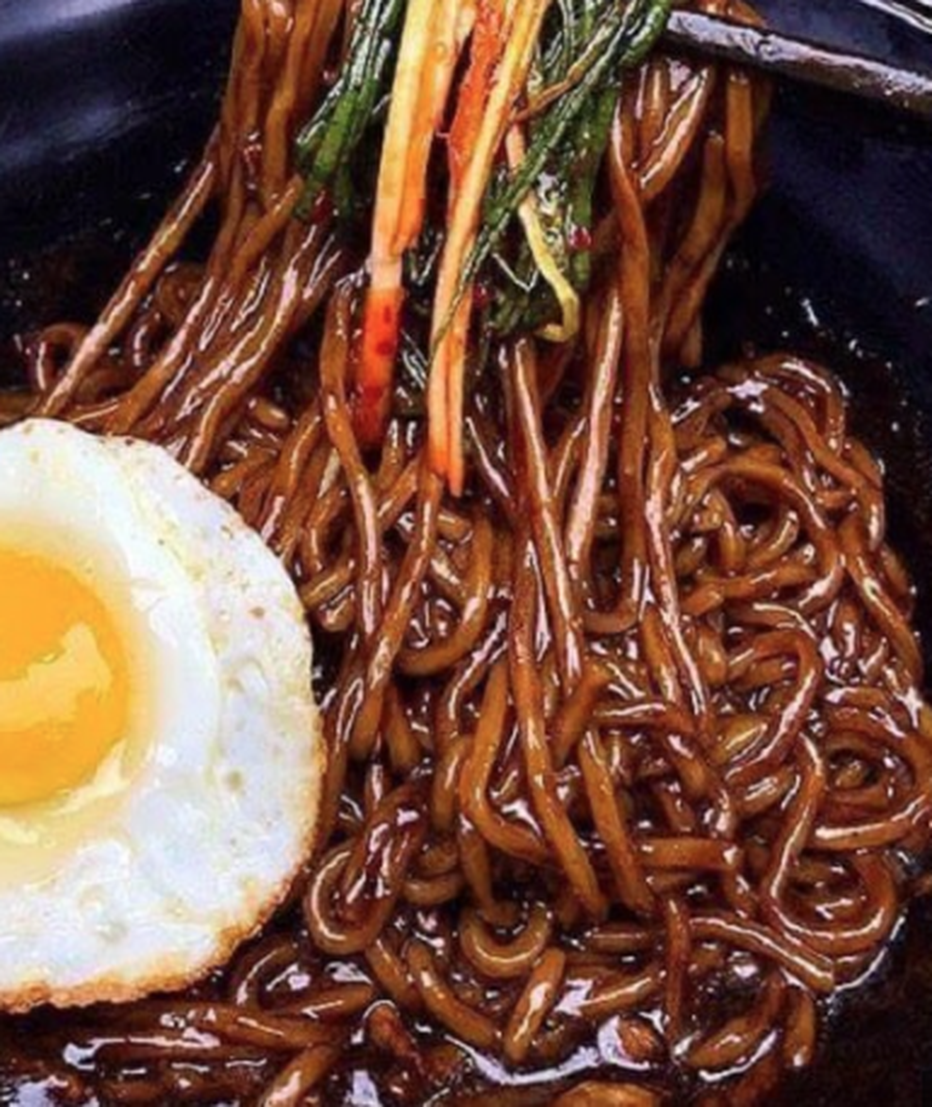 Hình ảnh Mì tương đen trứng cá viên