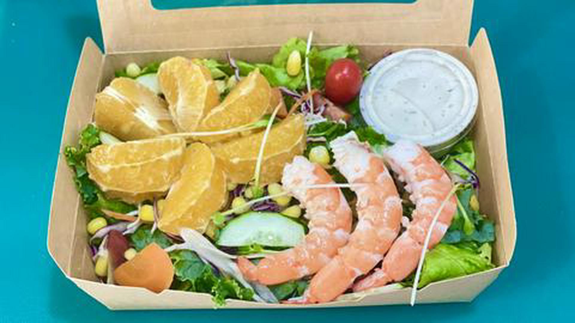 Hình ảnh Salad cam tôm sốt sữa chua thì là