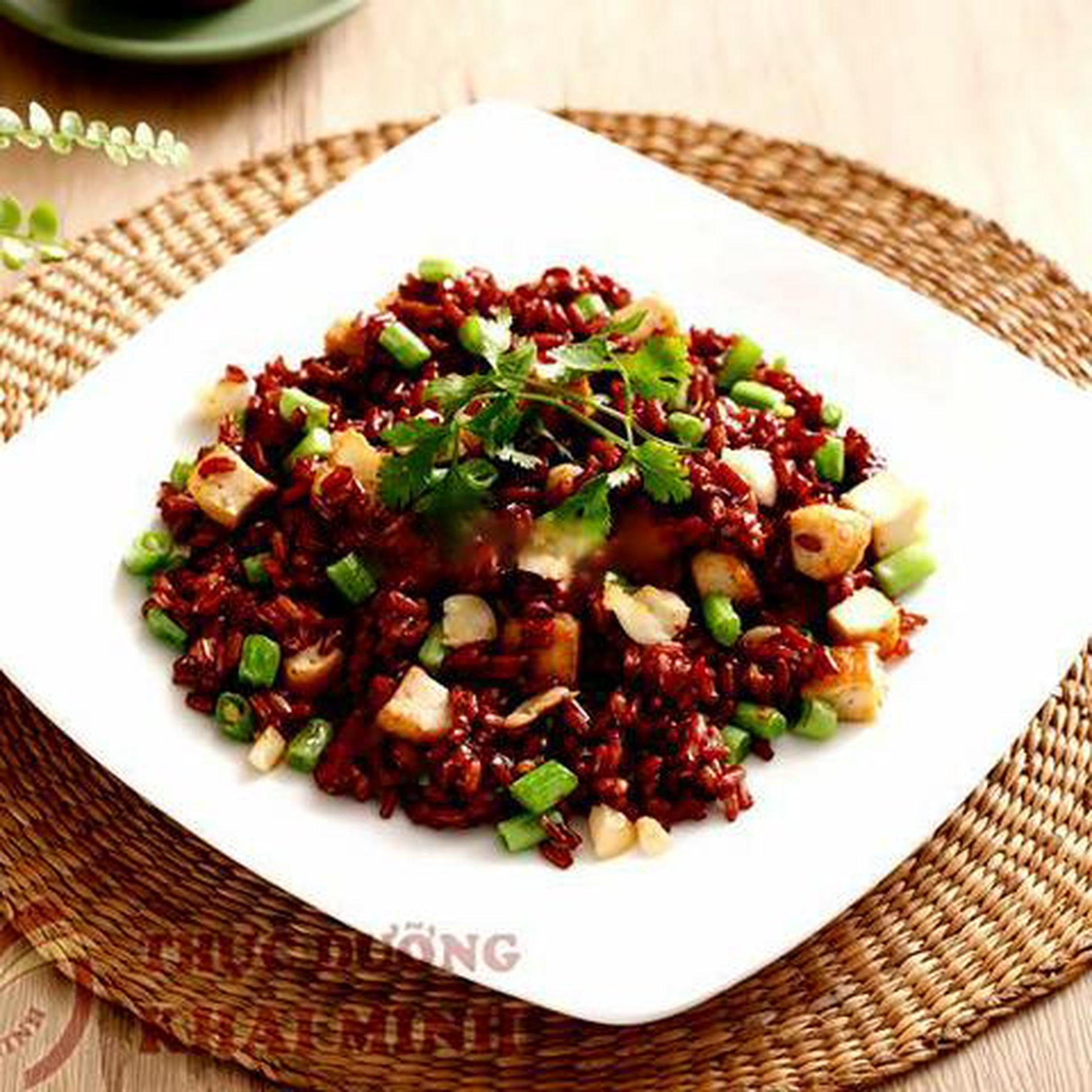 Hình ảnh Cơm chiên tỏi ngâm tương tamari
