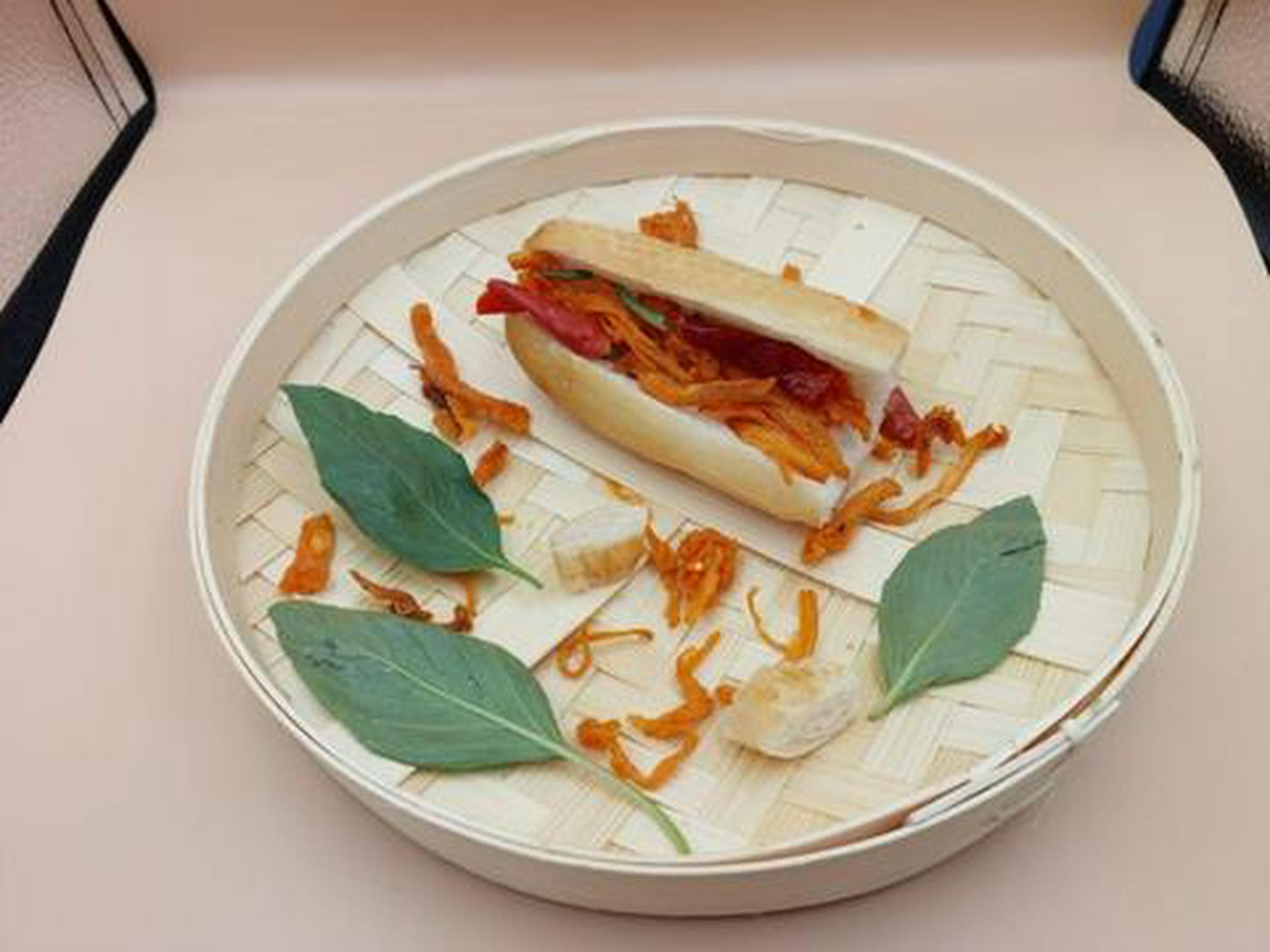 Hình ảnh Bánh mì gà xé