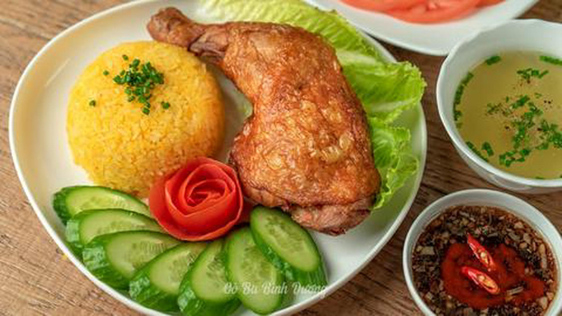 Hình ảnh Cơm đùi tỏi (má đùi) gà xối mỡ