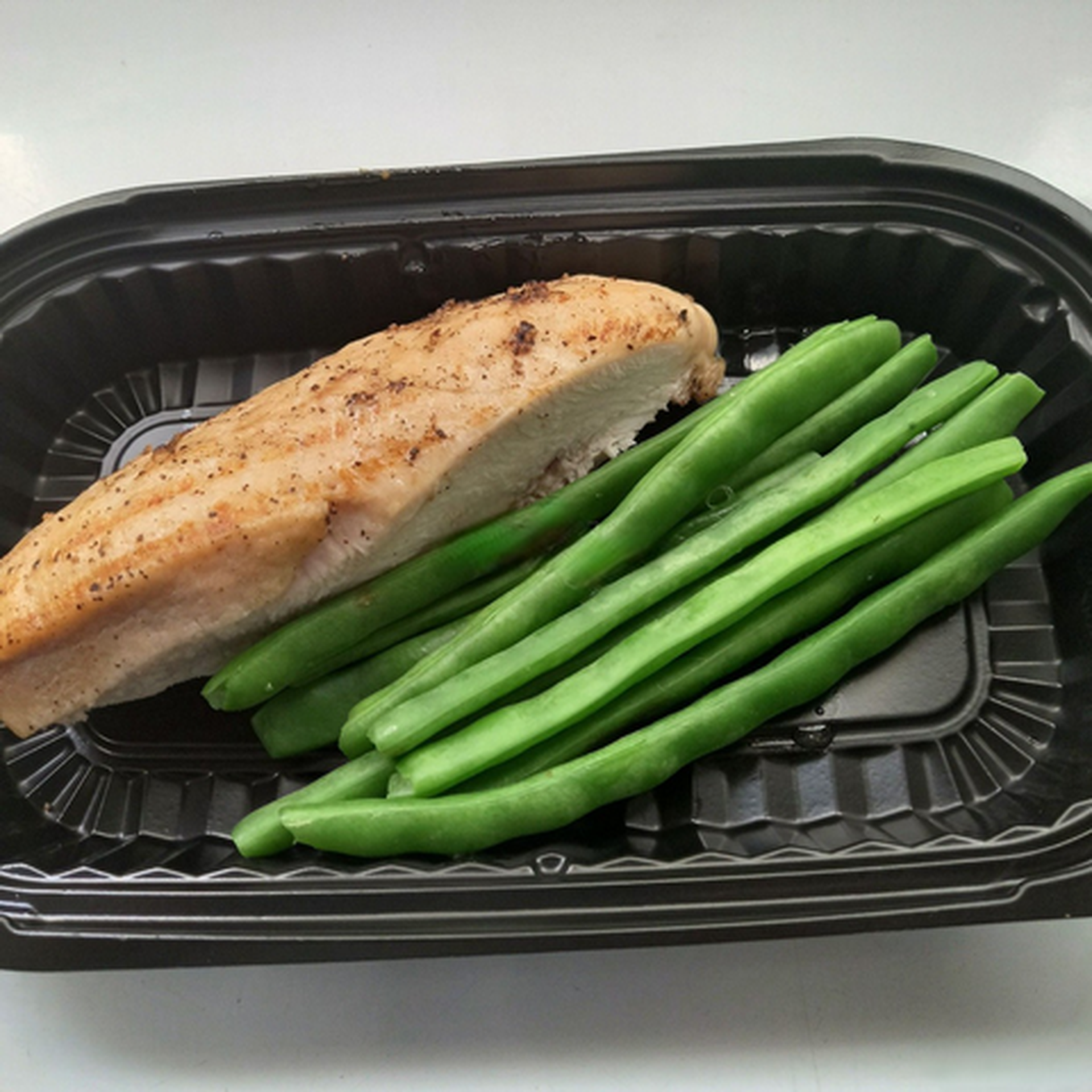 Hình ảnh Grilled chicken breast with green bean - ức gà nướng với đậu cove luộc