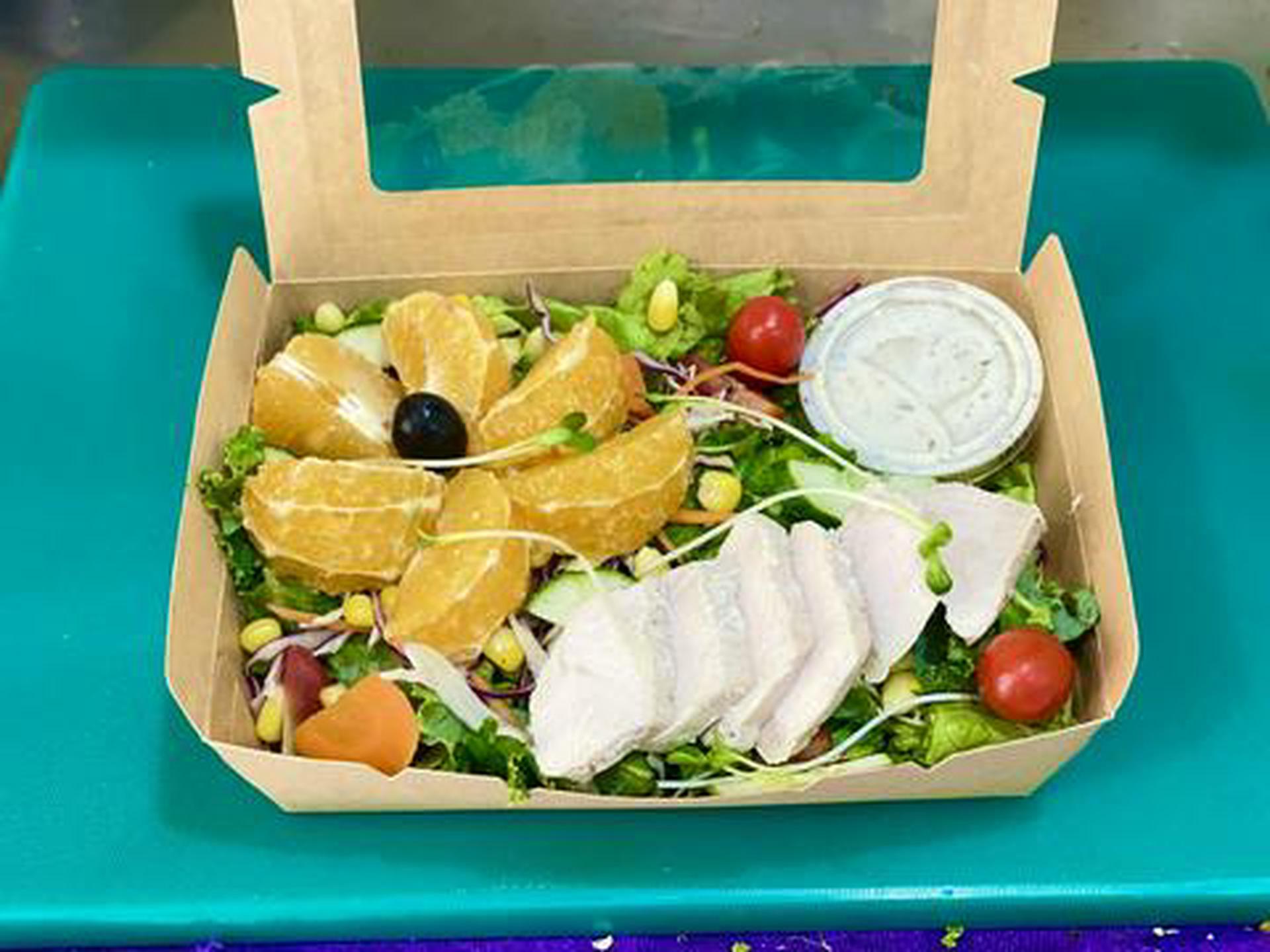 Hình ảnh Salad cam gà sốt sữa chua thì là