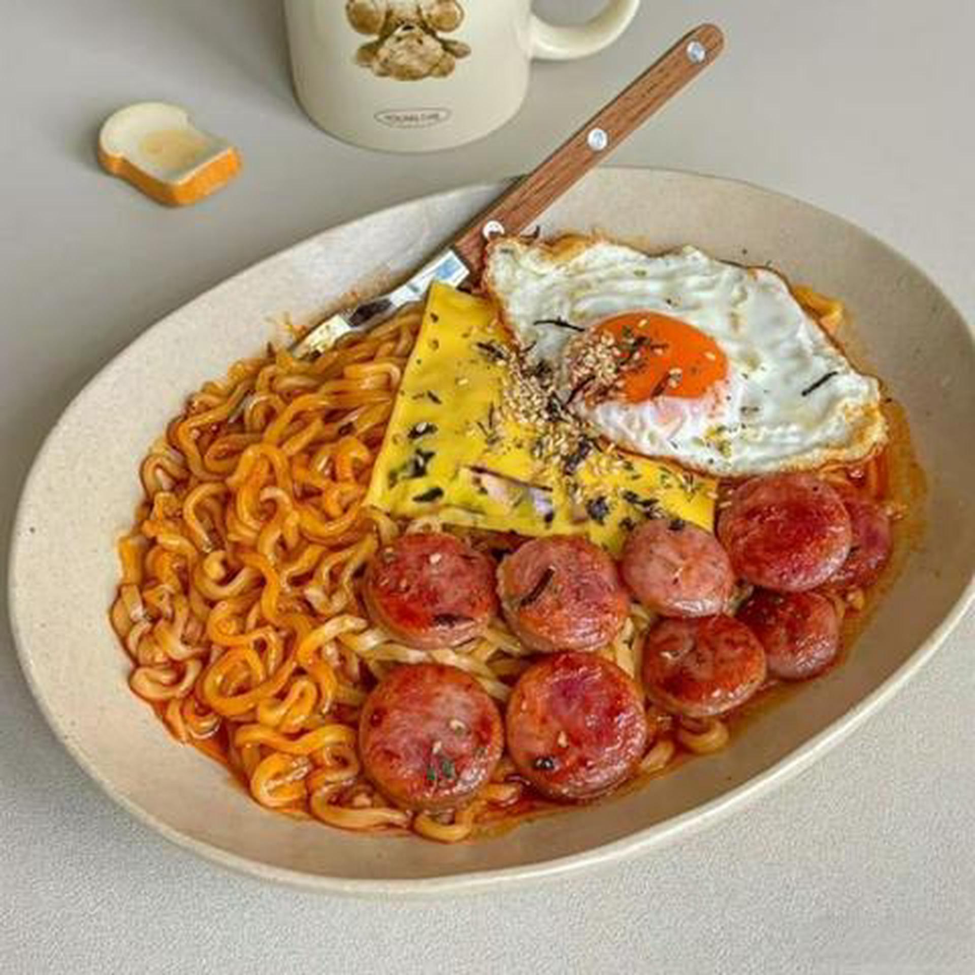 Hình ảnh Mì trộn trứng chiên - xúc xích - rong biển - phô mai miếng
