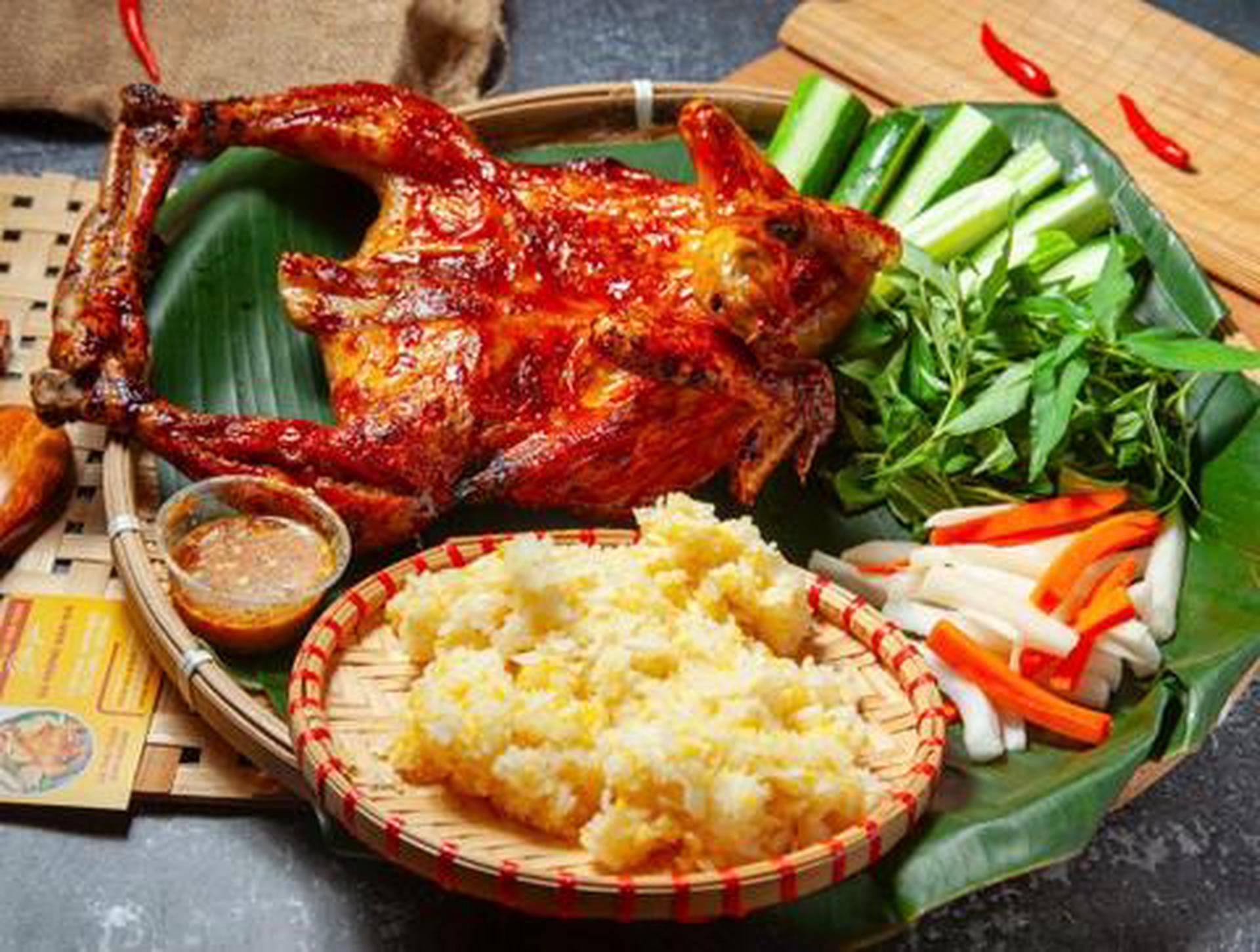 Hình ảnh 1 con gà tre nướng muối ớt - xôi - rau dưa
