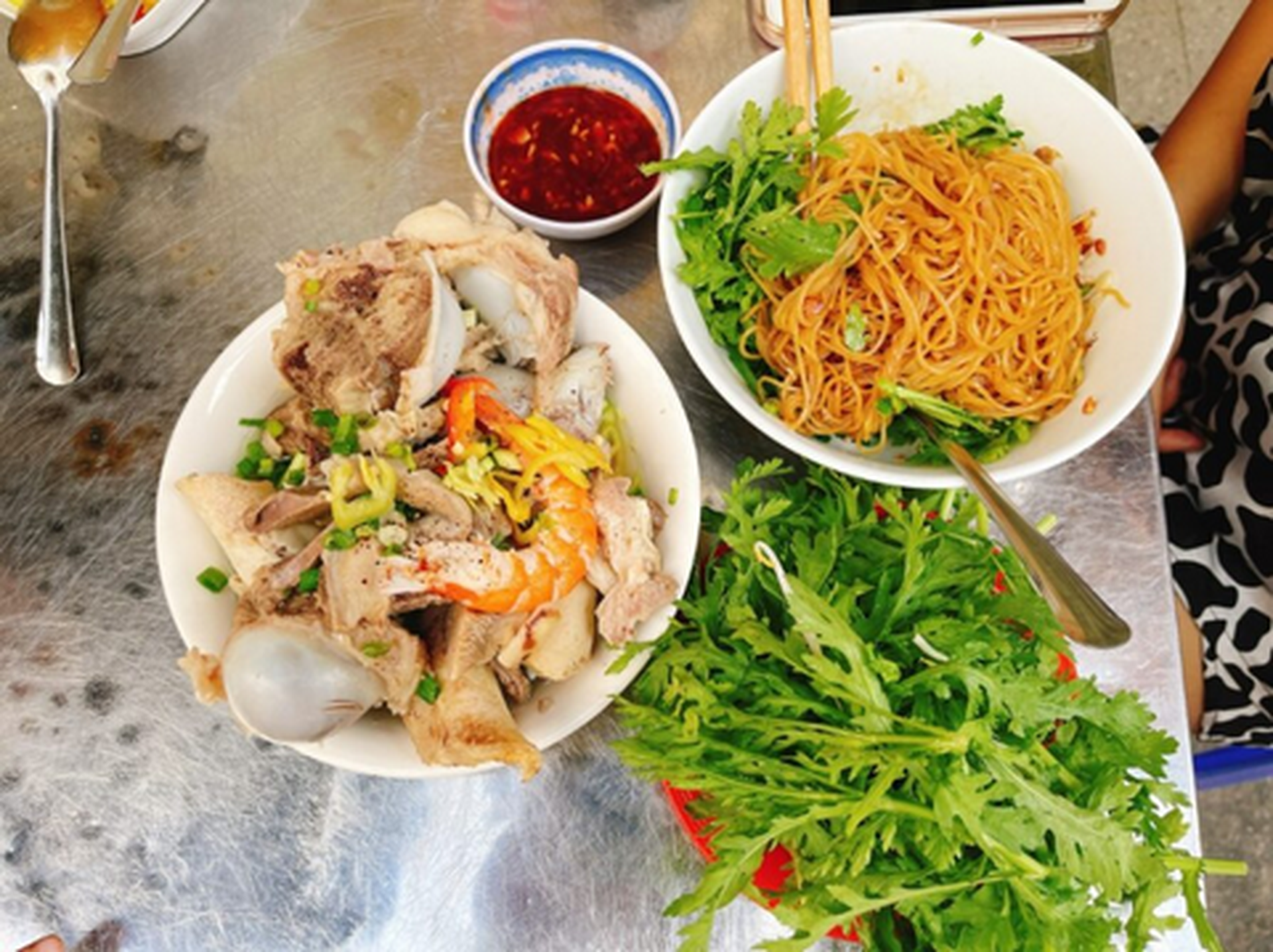 Hình ảnh Hủ tiếu khô đầy đủ có xương