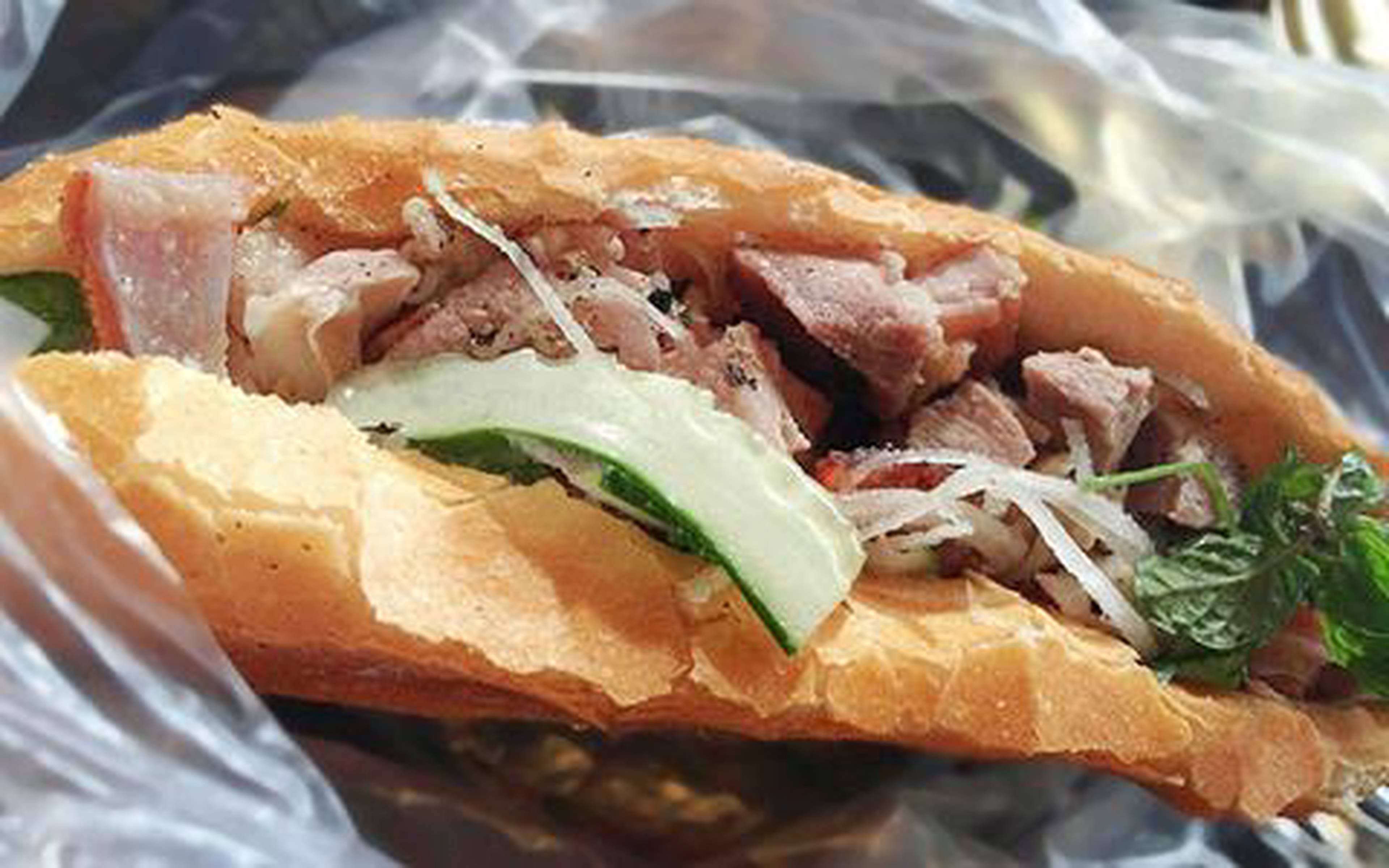 Hình ảnh Bánh Mì Heo Quay Nhung