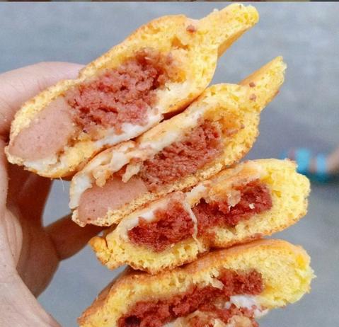 Hình ảnh Hotdog thập cẩm thêm trứng muối