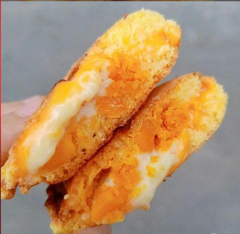 Hình ảnh Hotdog phô mai trứng muối