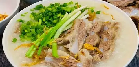 Hình ảnh Bà Tuyết - Cháo Sườn Sụn & Nem Chua Rán - Trần Bình