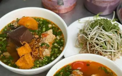 Hình ảnh Cô Tuyến - Bún Riêu & Bò Kho - Tôn Đản