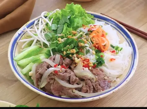 Hình ảnh Cô Yến Food - Bún Thịt Xào & Gỏi Cuốn - Phạm Hùng