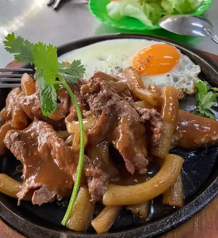 Hình ảnh Tí Em - Bò Né Sốt Tiêu Đen & Nui Xào Bò - Lạc Long Quân