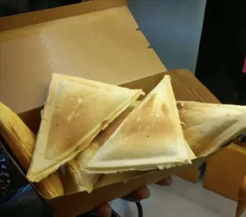 Hình ảnh Hot Dog ÉT O ÉT - Khiếu Năng Tĩnh