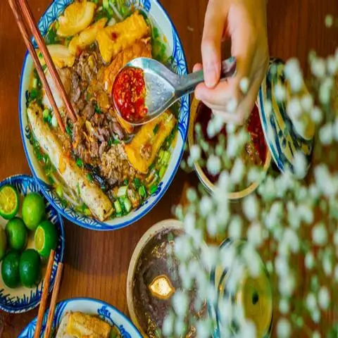 Hình ảnh Cô Hương Béo - Bún Riêu Tóp Mỡ Mọc Giòn - Hoàng Cầu