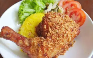 Hình ảnh Cô Chín - Cơm Gà Xối Mỡ - Đường 182