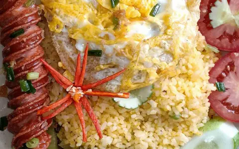 Hình ảnh Cơm Gà Xối Mỡ Như Ý - Quách Điêu