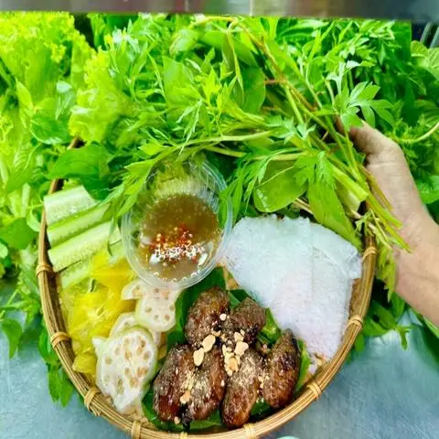 Hình ảnh Tám Hoa - Bò Nướng Lá Lốt, Mỡ Chài & Nem Nướng - Ni Sư Huỳnh Liên