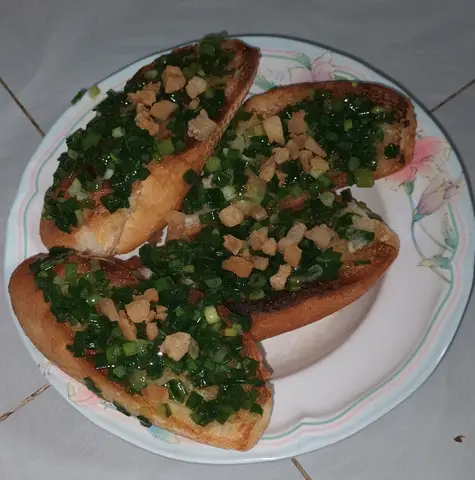 Hình ảnh Trang Em - Bánh mì nướng mỡ hành - Bến Vân Đồn