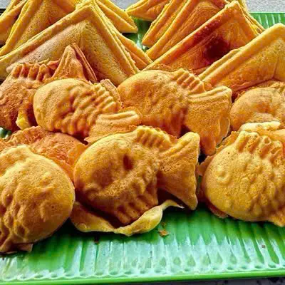 Hình ảnh Hotdog Phô Mai Tan Chảy & Bánh Cá Kim Sa - Kinh Dương Vương