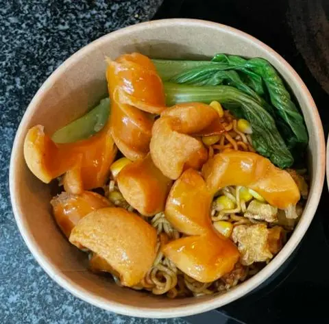 Hình ảnh Mì trộn xúc xích