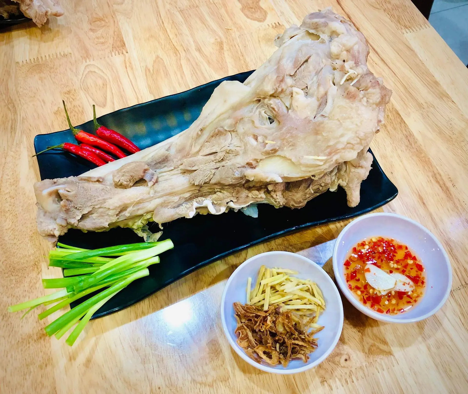 Hình ảnh Má heo có mắt