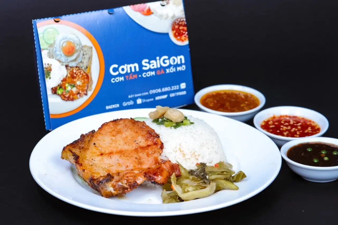 Hình ảnh Cơm sườn xốt tiêu xanh