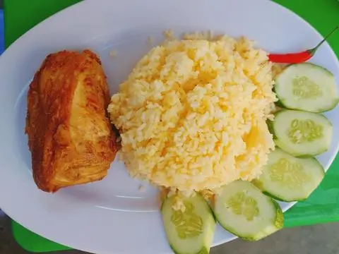 Hình ảnh Cơm Gà chiên xối mỡ ( Má Đùi lớn )