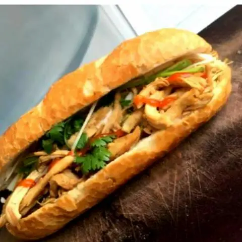 Hình ảnh Bánh mì gà xé