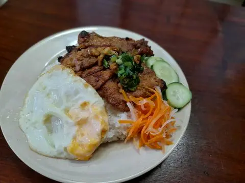 Hình ảnh Cơm sườn,trứng opla