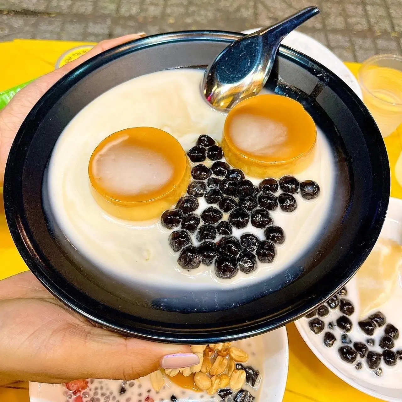 Hình ảnh Flan mix trân châu đường đen