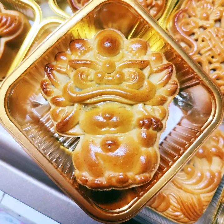 Hình ảnh Bánh trung thu hạt sen size vừa