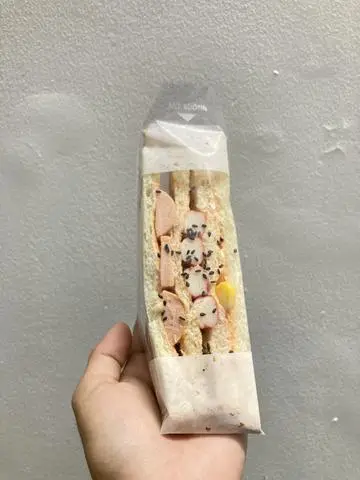 Hình ảnh Sandwich xúc xích - thanh cua