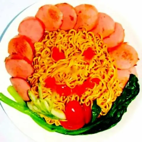 Hình ảnh Mì xào xúc xích