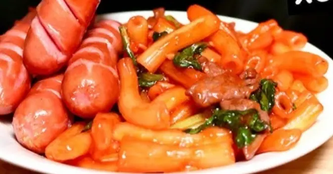 Hình ảnh Nui xào xúc xích 