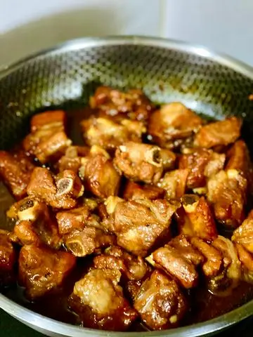 Hình ảnh Cơm sườn non kho tộ 
