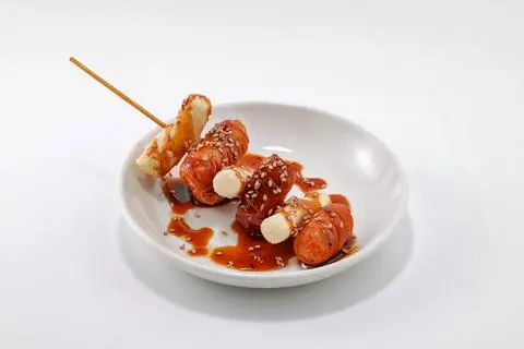 Hình ảnh Xo-tok ( bánh gạo-xúc xích sốt hàn)