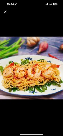 Hình ảnh Tôm xào mì gói rau muống