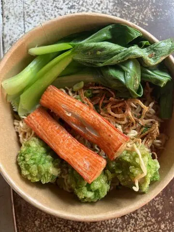 Hình ảnh Mì trộn thanh cua + cá tẩm cốm xanh 