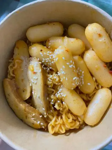 Hình ảnh Tokkboki phô mai chả cá Chay + mì