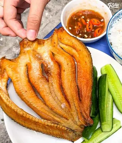 Hình ảnh Khô cá lóc + mắm me (2 con)